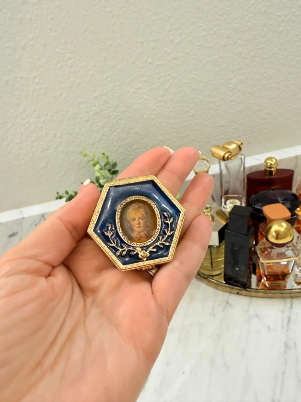 Vintage Estee Lauder Compact & Unusual Domed Mirror with Cherub - Picture 9 of 17